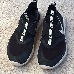 Black/white lightweight slip-on Nike sneakers
